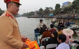Hướng dẫn người dân sử dụng phao nổi ở chùa Hương