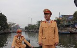 Hướng dẫn người dân sử dụng phao nổi ở chùa Hương