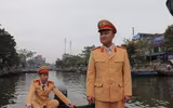 Hướng dẫn người dân sử dụng phao nổi ở chùa Hương