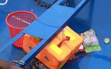 Hướng dẫn người dân sử dụng phao nổi ở chùa Hương