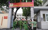 Các học viên nhỏ tuổi tham quan hoạt động của lực lượng Công an Thủ đô