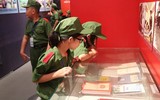 Các học viên nhỏ tuổi tham quan hoạt động của lực lượng Công an Thủ đô