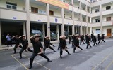 Các học viên nhỏ tuổi tham quan hoạt động của lực lượng Công an Thủ đô