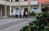 Các học viên nhỏ tuổi tham quan hoạt động của lực lượng Công an Thủ đô