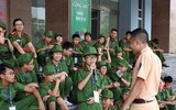 Các học viên nhỏ tuổi tham quan hoạt động của lực lượng Công an Thủ đô