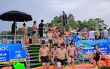 Các học viên nhỏ tuổi tham quan hoạt động của lực lượng Công an Thủ đô