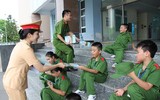 Các học viên nhỏ tuổi tham quan hoạt động của lực lượng Công an Thủ đô