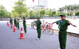 Các học viên nhỏ tuổi tham quan hoạt động của lực lượng Công an Thủ đô