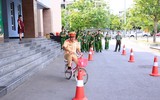 Các học viên nhỏ tuổi tham quan hoạt động của lực lượng Công an Thủ đô