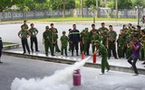 Các học viên nhỏ tuổi thử làm lính cứu hỏa