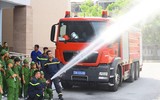 Các học viên nhỏ tuổi thử làm lính cứu hỏa