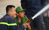 Các học viên nhỏ tuổi thử làm lính cứu hỏa