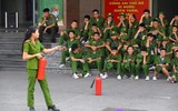 Các học viên nhỏ tuổi thử làm lính cứu hỏa