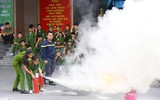 Các học viên nhỏ tuổi thử làm lính cứu hỏa