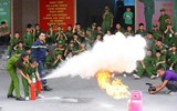 Các học viên nhỏ tuổi thử làm lính cứu hỏa