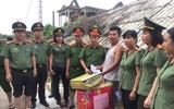 Công an Thủ đô tiếp tục sẻ chia với nhân dân vùng ngập Chương Mỹ