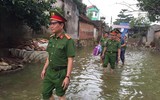 Công an Thủ đô tiếp tục sẻ chia với nhân dân vùng ngập Chương Mỹ