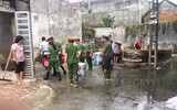 Công an Thủ đô tiếp tục sẻ chia với nhân dân vùng ngập Chương Mỹ