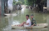 Công an Thủ đô tiếp tục sẻ chia với nhân dân vùng ngập Chương Mỹ