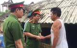 Công an Thủ đô tiếp tục sẻ chia với nhân dân vùng ngập Chương Mỹ