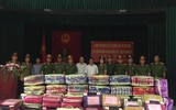 Công an Thủ đô tiếp tục sẻ chia với nhân dân vùng ngập Chương Mỹ