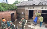 Công an Thủ đô tiếp tục sẻ chia với nhân dân vùng ngập Chương Mỹ