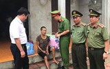 Công an Thủ đô tiếp tục sẻ chia với nhân dân vùng ngập Chương Mỹ
