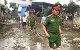 Công an Thủ đô tiếp tục sẻ chia với nhân dân vùng ngập Chương Mỹ