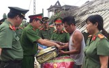 Công an Thủ đô tiếp tục sẻ chia với nhân dân vùng ngập Chương Mỹ