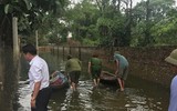 Công an Thủ đô tiếp tục sẻ chia với nhân dân vùng ngập Chương Mỹ