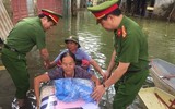 Công an Thủ đô tiếp tục sẻ chia với nhân dân vùng ngập Chương Mỹ