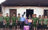 Công an Thủ đô tiếp tục sẻ chia với nhân dân vùng ngập Chương Mỹ