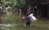 Công an Thủ đô tiếp tục sẻ chia với nhân dân vùng ngập Chương Mỹ