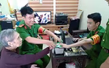 Tuổi trẻ Công an Hà Nội giải quyết các thủ tục hành chính trong ngày Chủ nhật