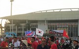 Mỹ Đình nhuộm đỏ màu cờ trước giờ bóng lăn
