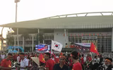 Mỹ Đình nhuộm đỏ màu cờ trước giờ bóng lăn