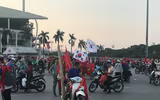 Mỹ Đình nhuộm đỏ màu cờ trước giờ bóng lăn