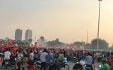 Mỹ Đình nhuộm đỏ màu cờ trước giờ bóng lăn