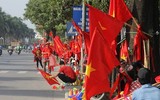 Mỹ Đình nhuộm đỏ màu cờ trước giờ bóng lăn