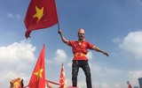 Mỹ Đình nhuộm đỏ màu cờ trước giờ bóng lăn