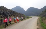 [Ảnh] Những tấm lòng đến với con trẻ xã Lũng Chinh
