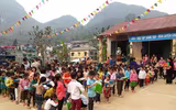 [Ảnh] Những tấm lòng đến với con trẻ xã Lũng Chinh