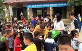 [Ảnh] Những tấm lòng đến với con trẻ xã Lũng Chinh