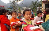 [Ảnh] Những tấm lòng đến với con trẻ xã Lũng Chinh