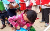 [Ảnh] Những tấm lòng đến với con trẻ xã Lũng Chinh