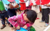 [Ảnh] Những tấm lòng đến với con trẻ xã Lũng Chinh