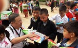 [Ảnh] Những tấm lòng đến với con trẻ xã Lũng Chinh