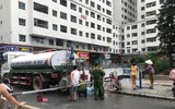 [Ảnh] Lực lượng Công an, quân đội giúp người dân khu đô thị HH khắc phục sự cố thiếu nước sạch