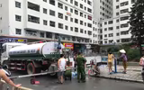 [Ảnh] Lực lượng Công an, quân đội giúp người dân khu đô thị HH khắc phục sự cố thiếu nước sạch