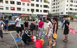 [Ảnh] Lực lượng Công an, quân đội giúp người dân khu đô thị HH khắc phục sự cố thiếu nước sạch